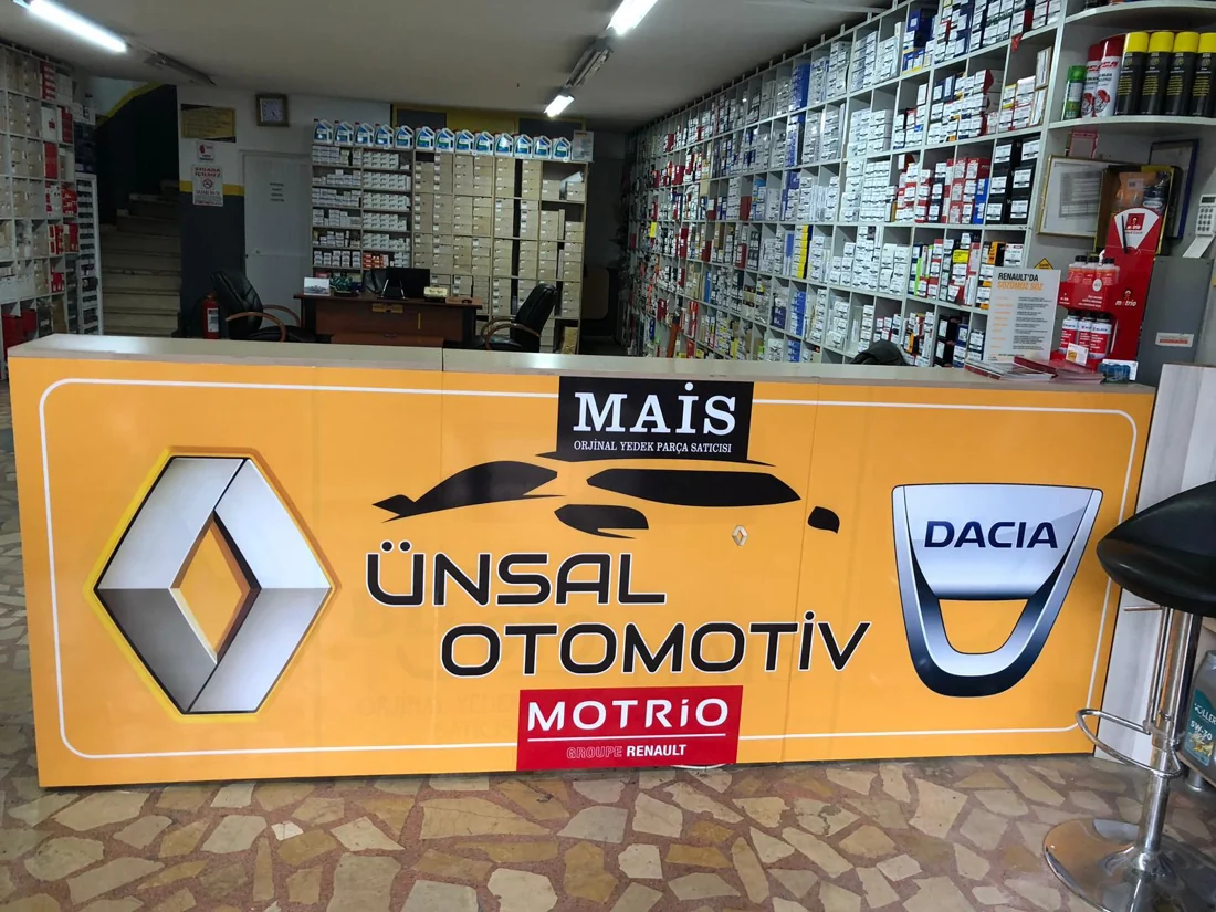 Ünsal Otomotiv mağazası ve parça rafları